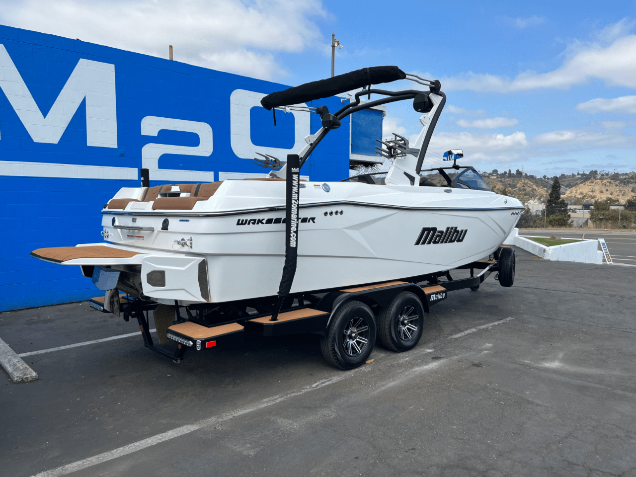 2025 Malibu 23 LSV