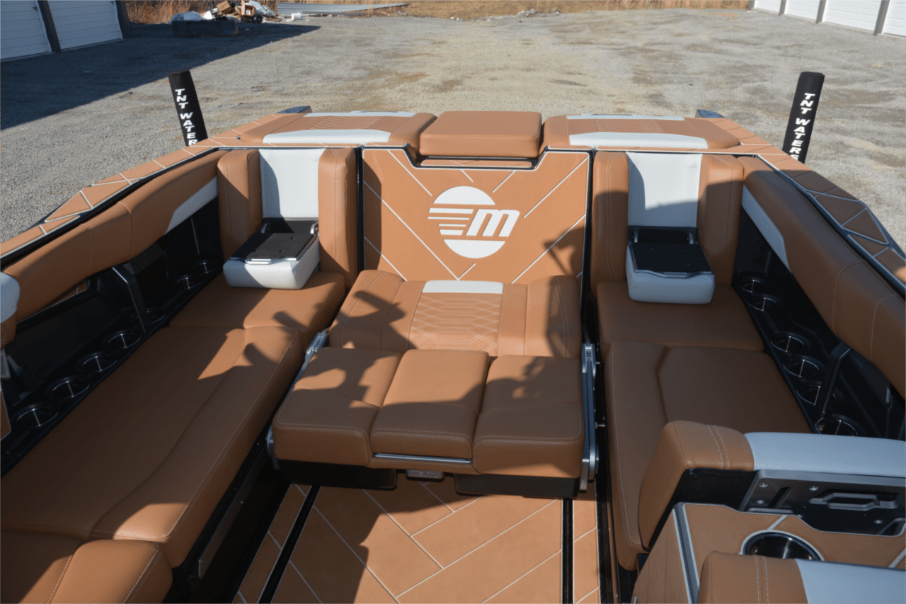 2023 Malibu 26 LSV Wakesetter –**REDUCED** TRADES WELCOME -Well Optioned – Stern Turn – Heater