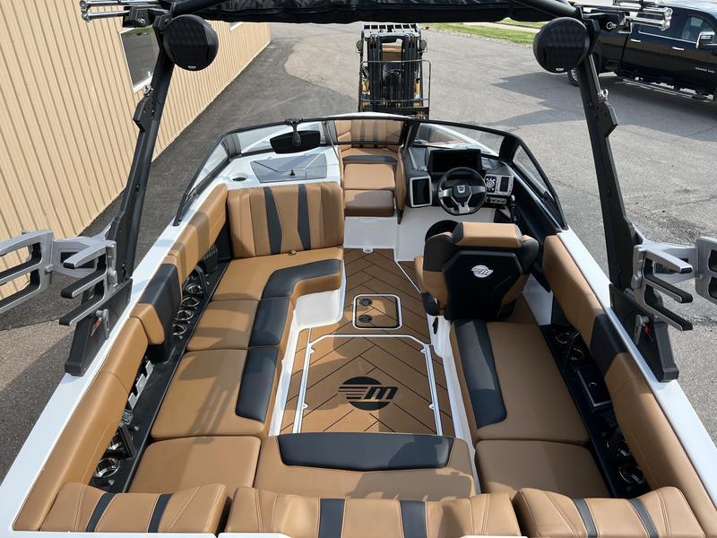 2023 Malibu 22 LSV