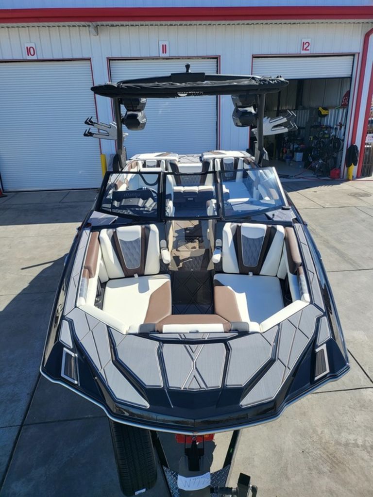 2025 Malibu Boats M230 Icon