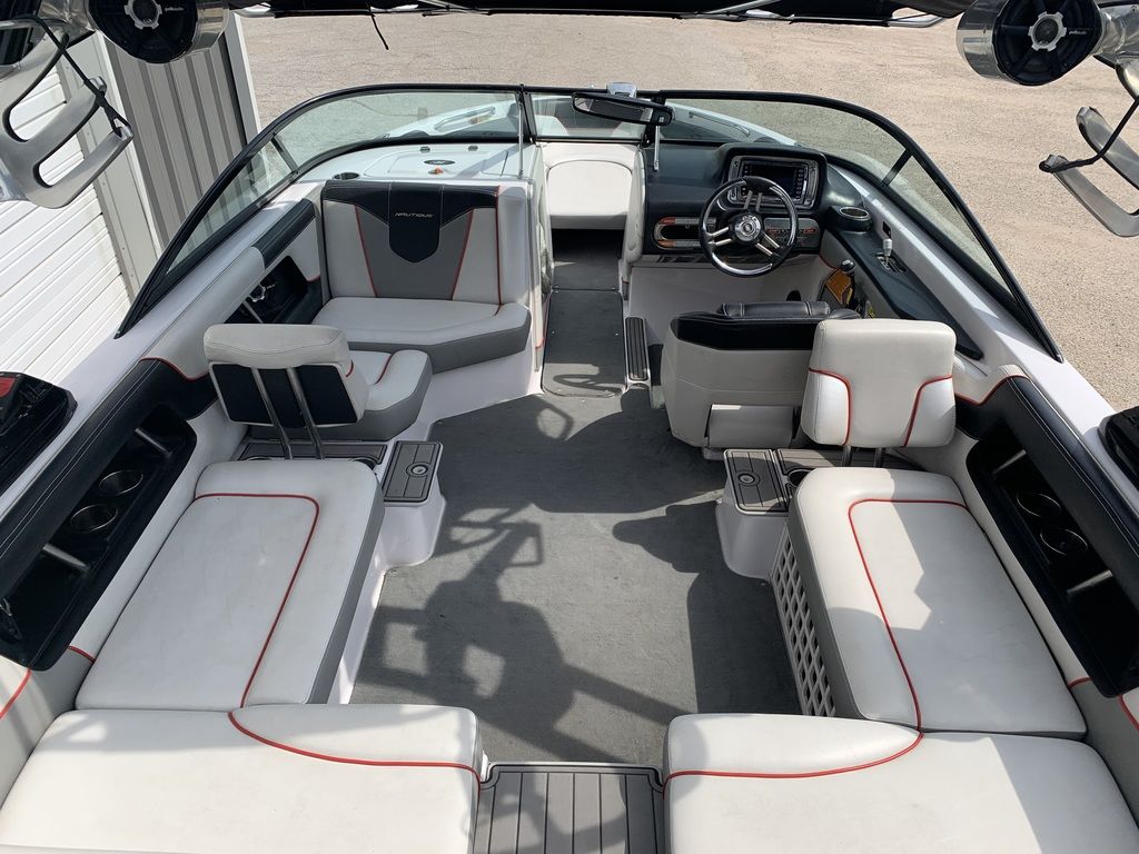 2012 Nautique 230
