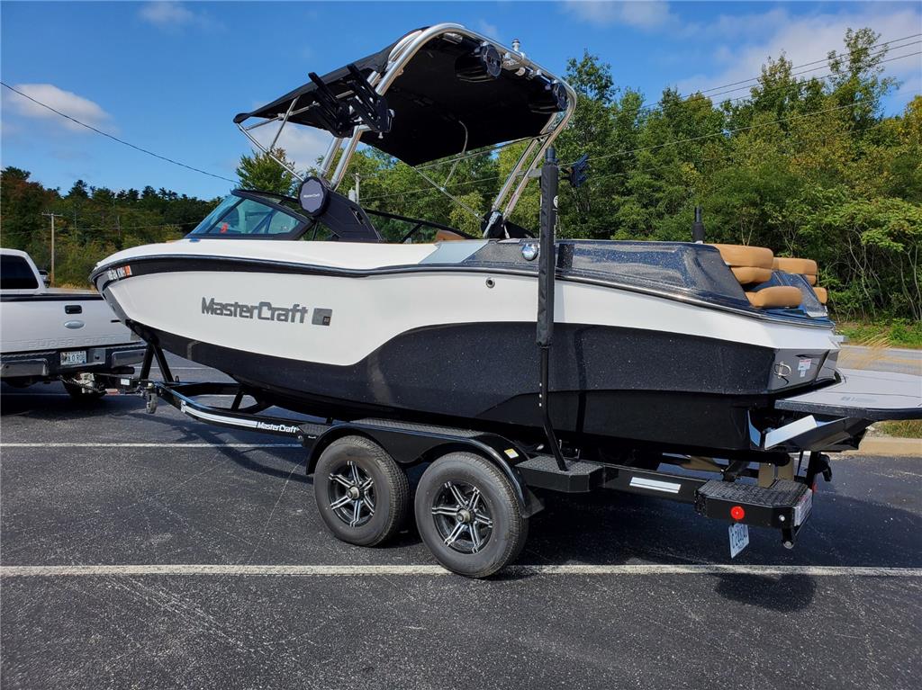 2022 MasterCraft XT22 - Like new
