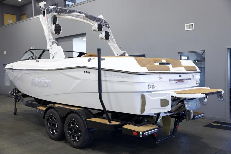 2025 Malibu 23 LSV