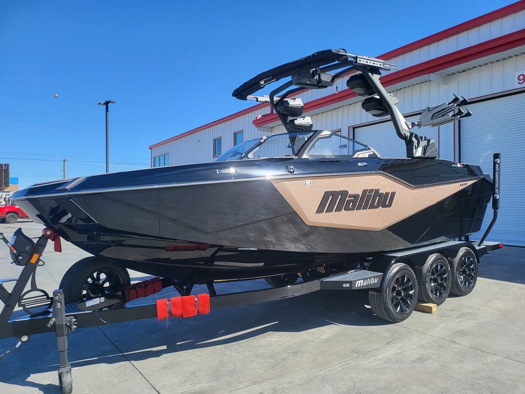 2025 Malibu Boats M230 Icon