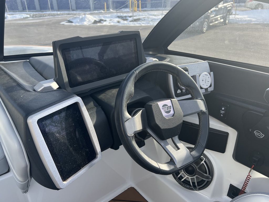 2022 Malibu Boats 25 LSV