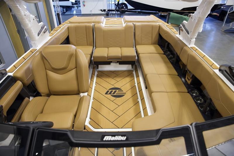 2025 Malibu 23 LSV