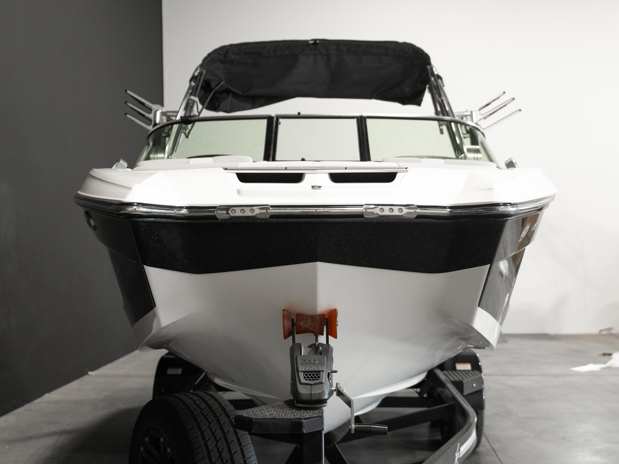 2021 Mastercraft X22 &#8211; White / Black Flake