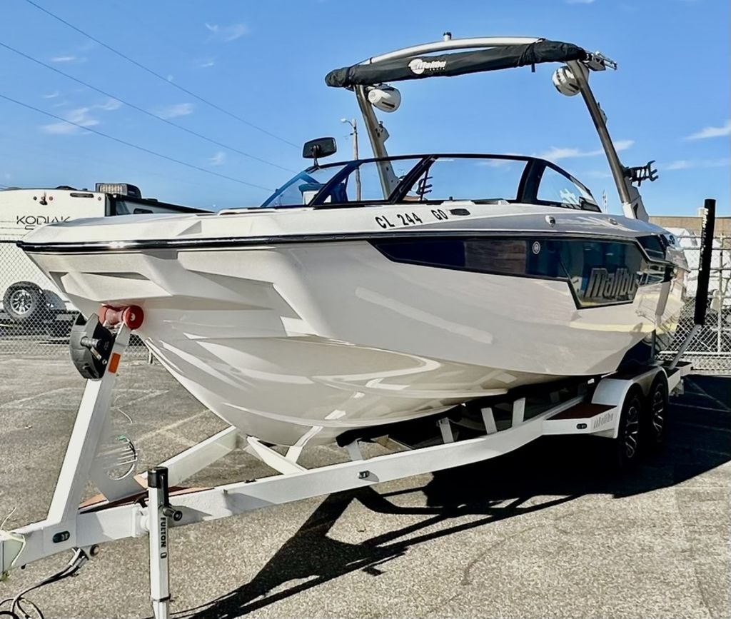 2023 Malibu Boats M220