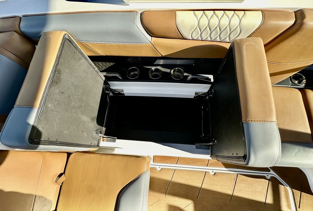 2023 Malibu Boats M220