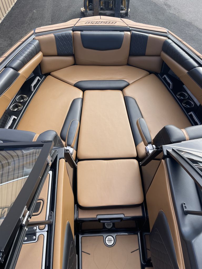 2022 malibu boats M220
