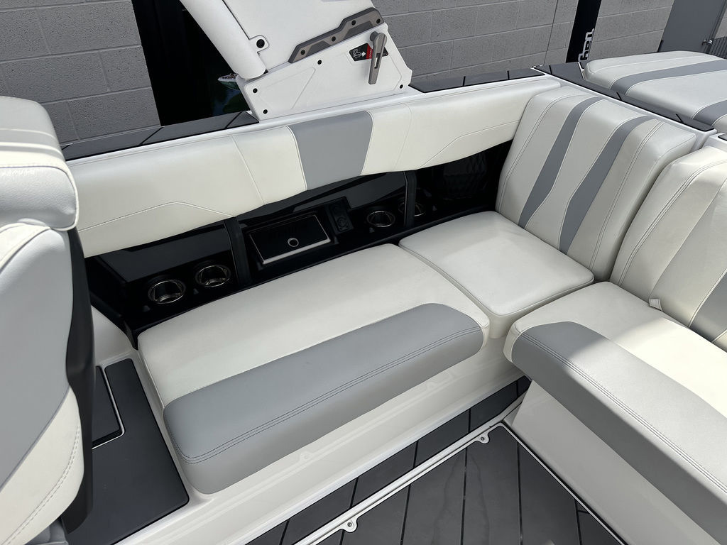 2023 Malibu 22 LSV