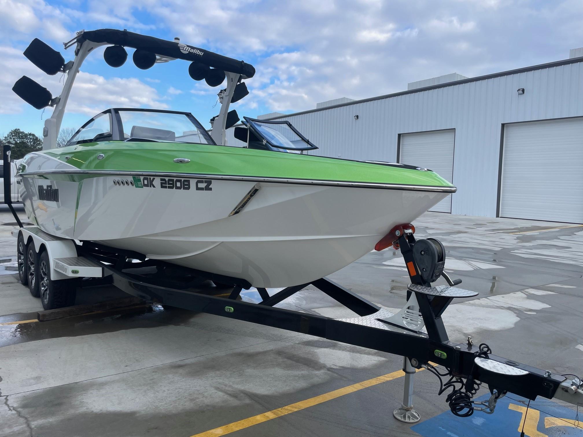 2018 Malibu 25LSV Brochure Boat