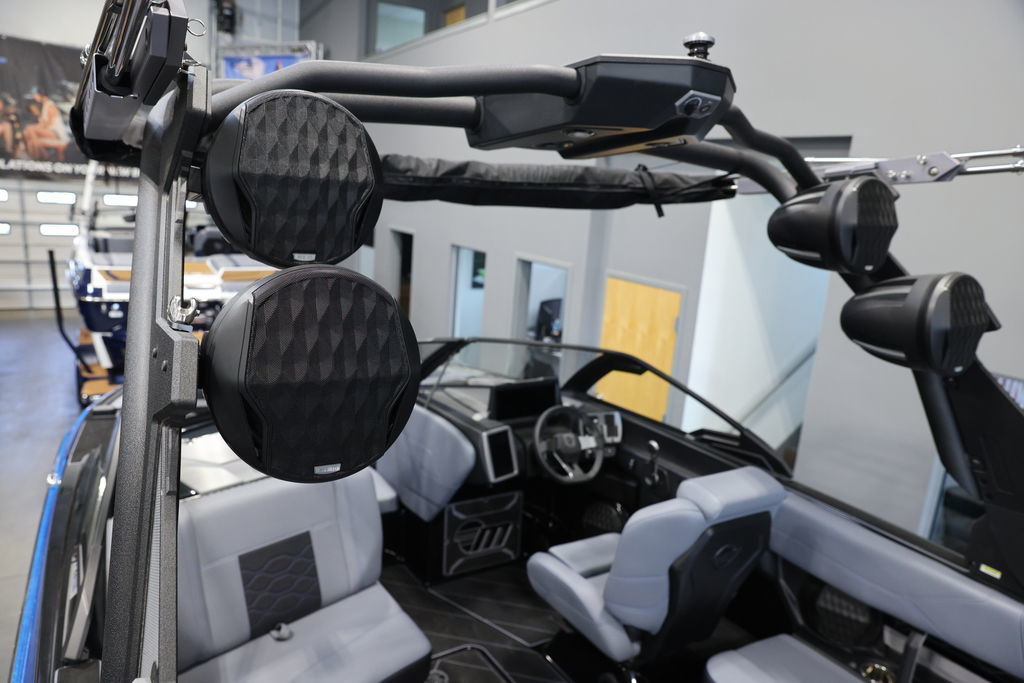 2024 Malibu 23 LSV