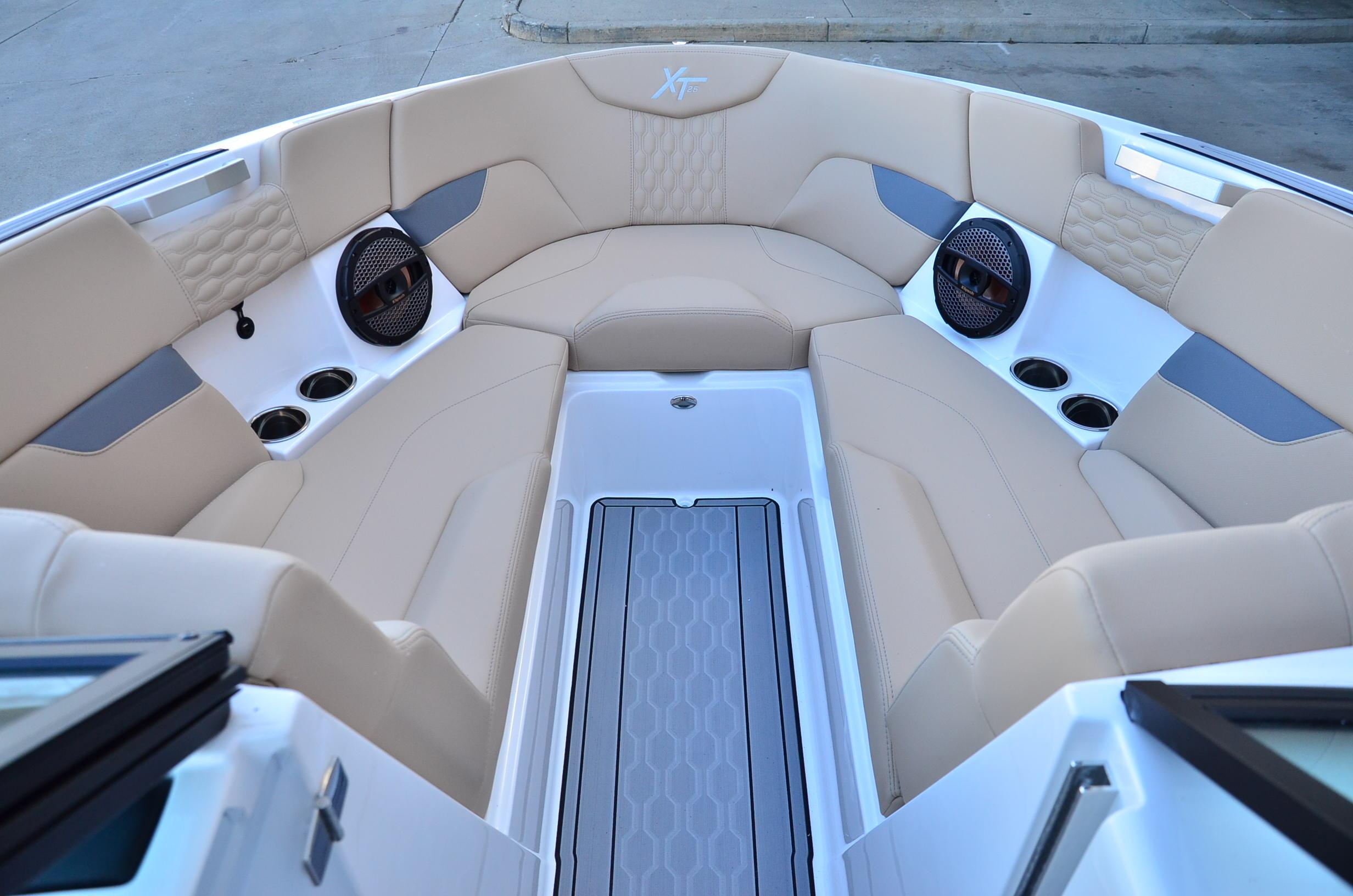2024 MasterCraft XT25 – Loaded! Model Year End Clearance!