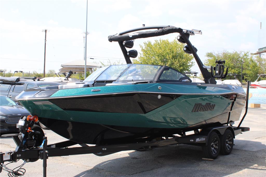 2024 Malibu 23 LSV