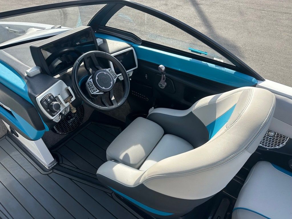 2016 Malibu Boats 23 LSV