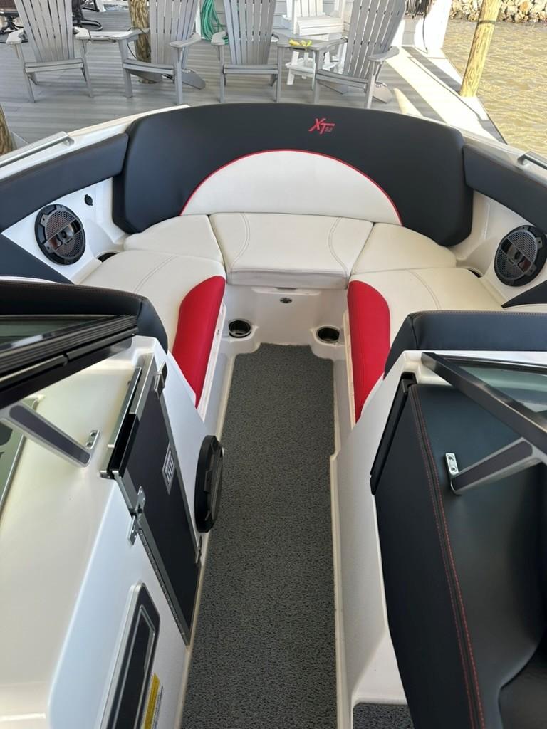 2021 MasterCraft XT22 – LOADED!