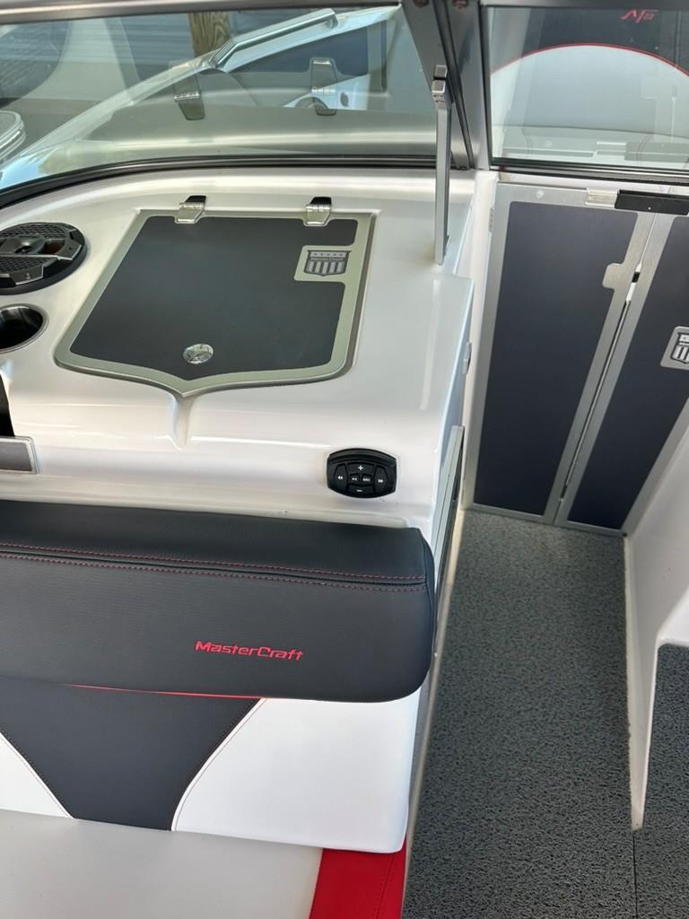 2021 MasterCraft XT22 – LOADED!
