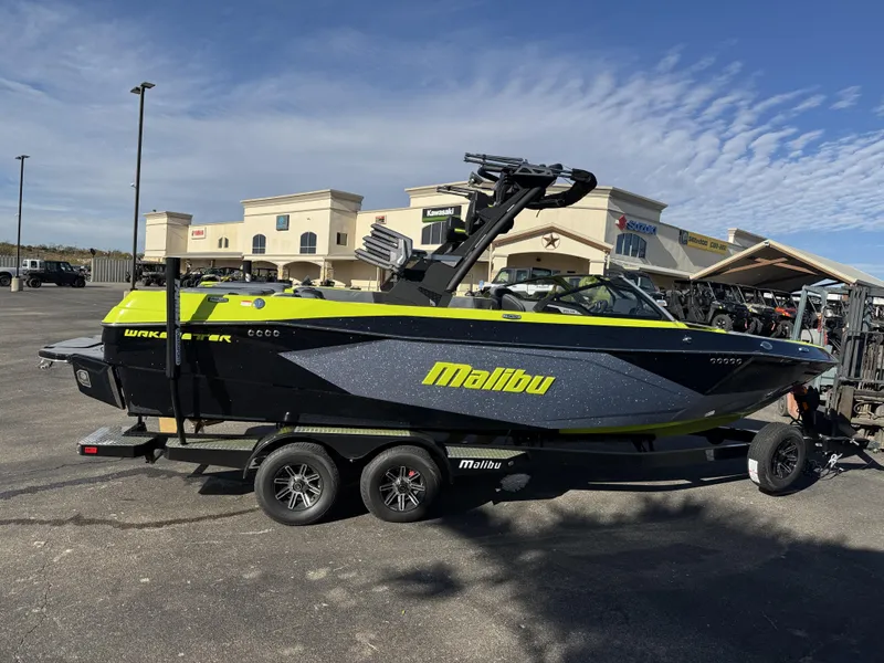 2025 Malibu 23 LSV