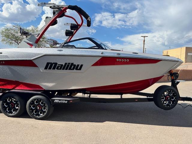 2022 Malibu M220 M6DI with trailer