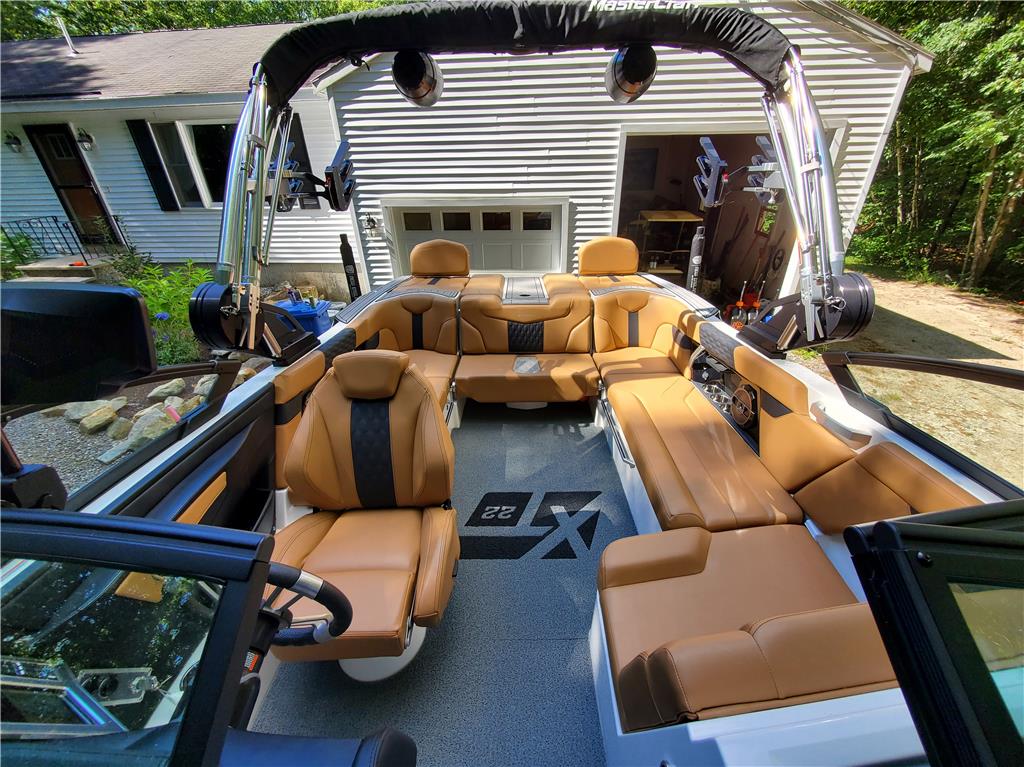 2022 MasterCraft XT22 - Like new