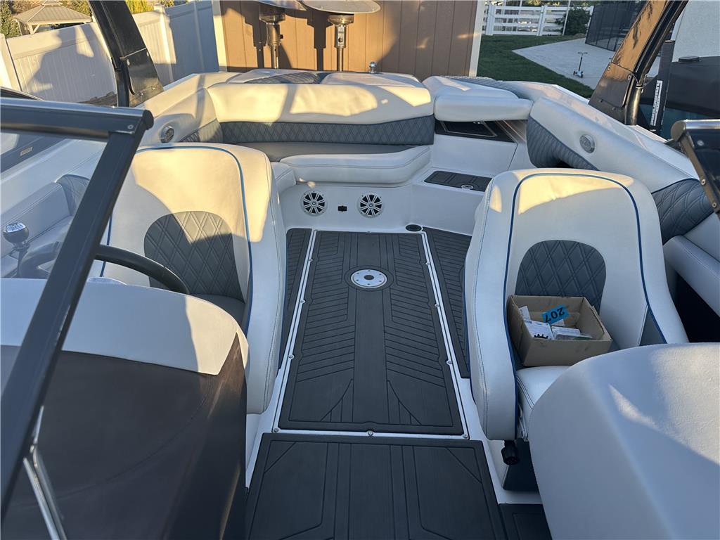 2005 Malibu 25 LSV