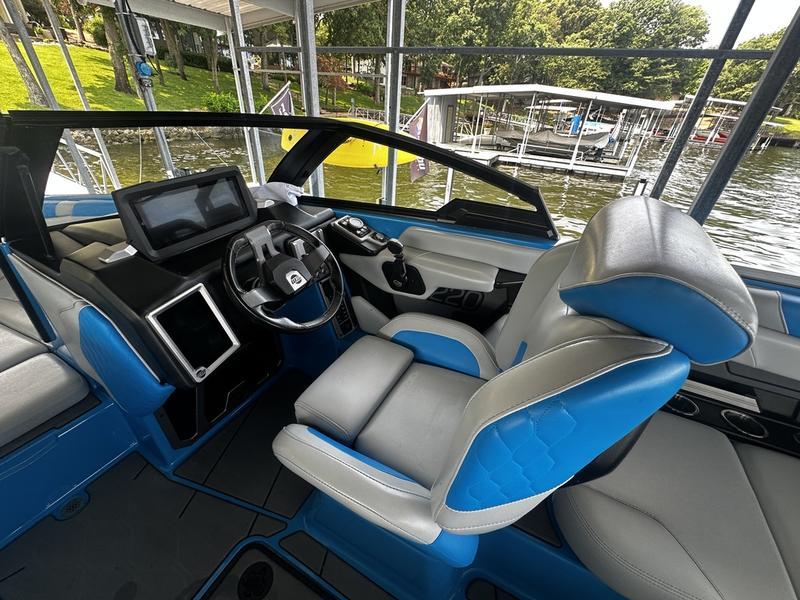 2021 Malibu M220