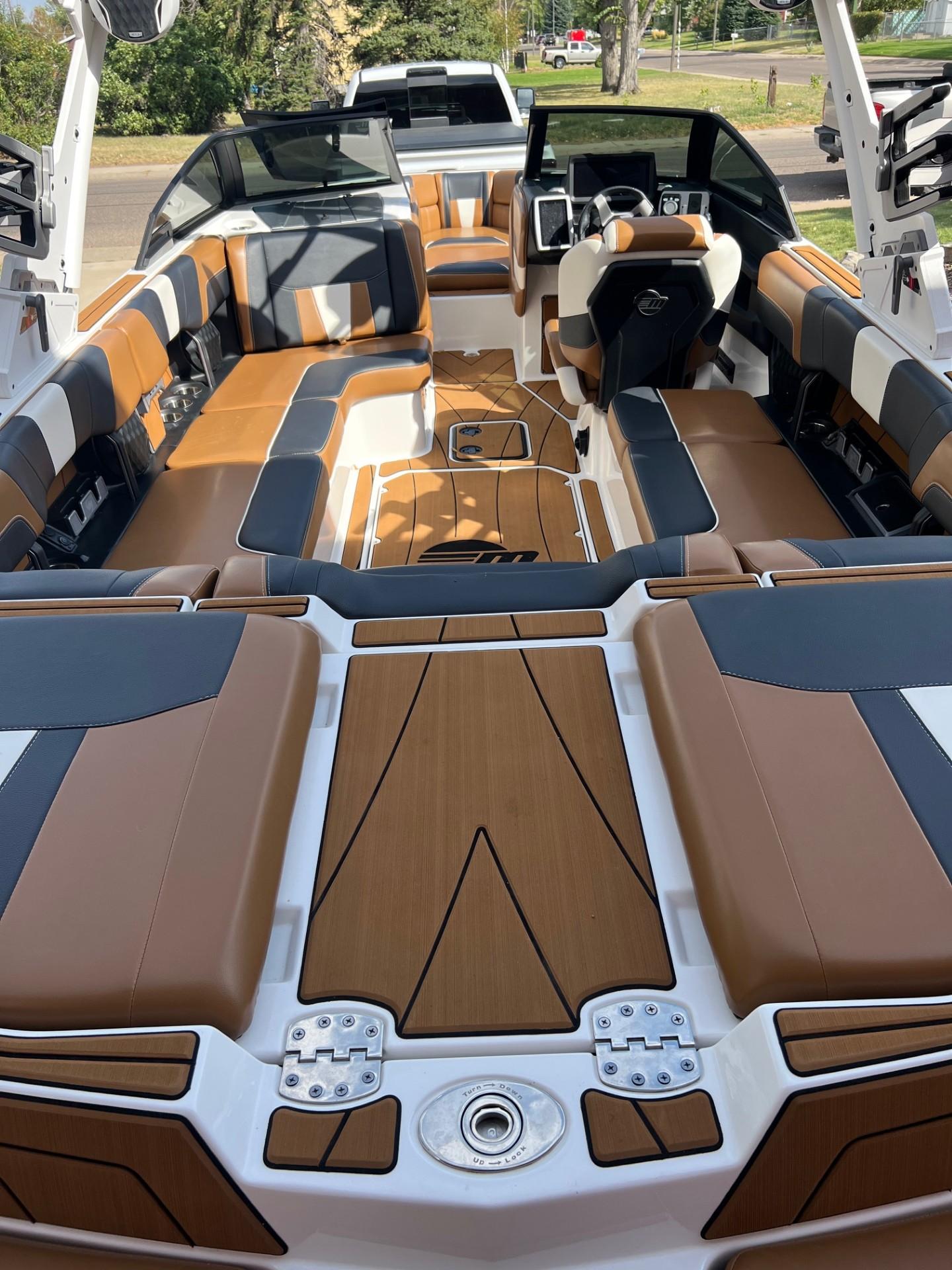 2022 Malibu 23 LSV