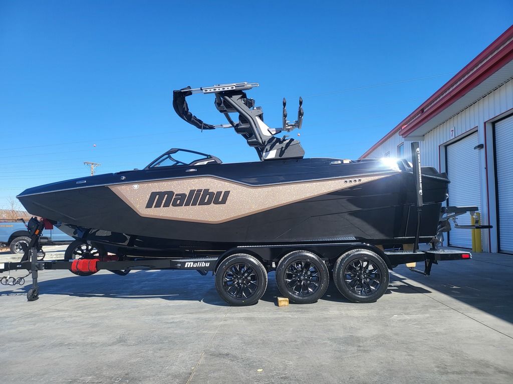 2025 Malibu Boats M230 Icon