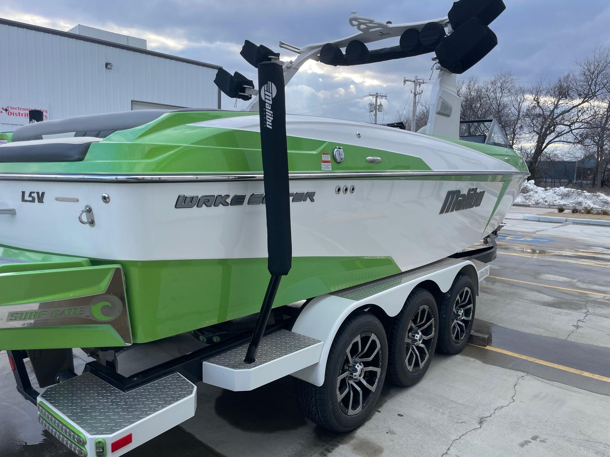 2018 Malibu 25LSV Brochure Boat