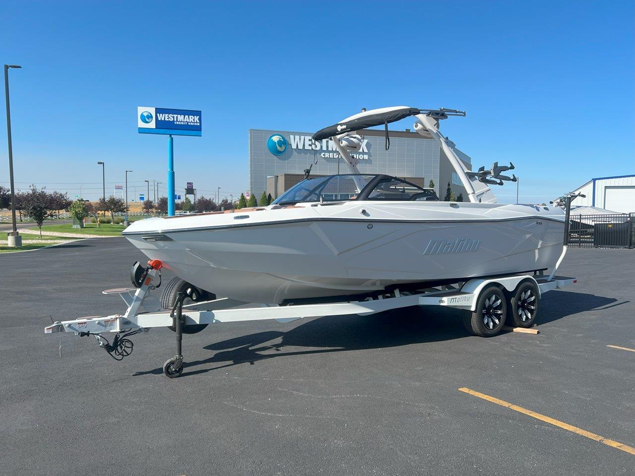 2025 Malibu 23 LSV