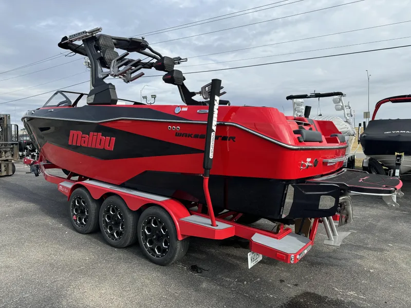2025 Malibu 25 LSV