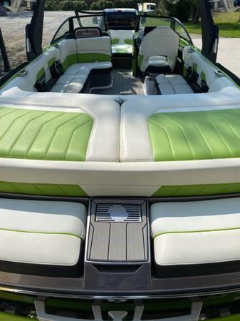 2017 Malibu 25 LSV – MINT – 100hrs – SUPERCHARGED