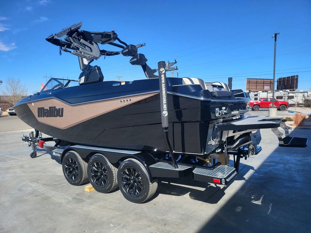 2025 Malibu Boats M230 Icon