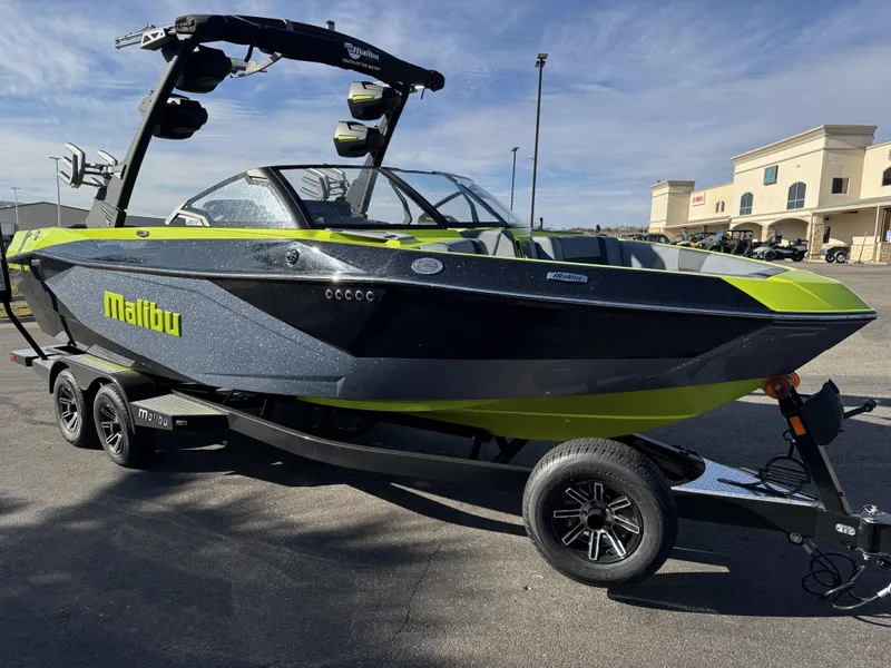 2025 Malibu 23 LSV