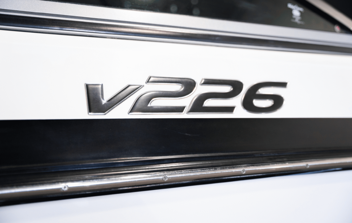 2013 Supreme V226 &#8211; Black / White
