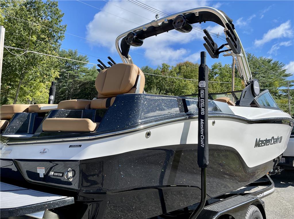 2022 MasterCraft XT22 - Like new