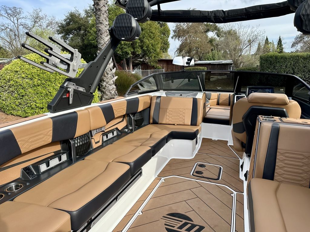 2022 Malibu Boats 25 LSV
