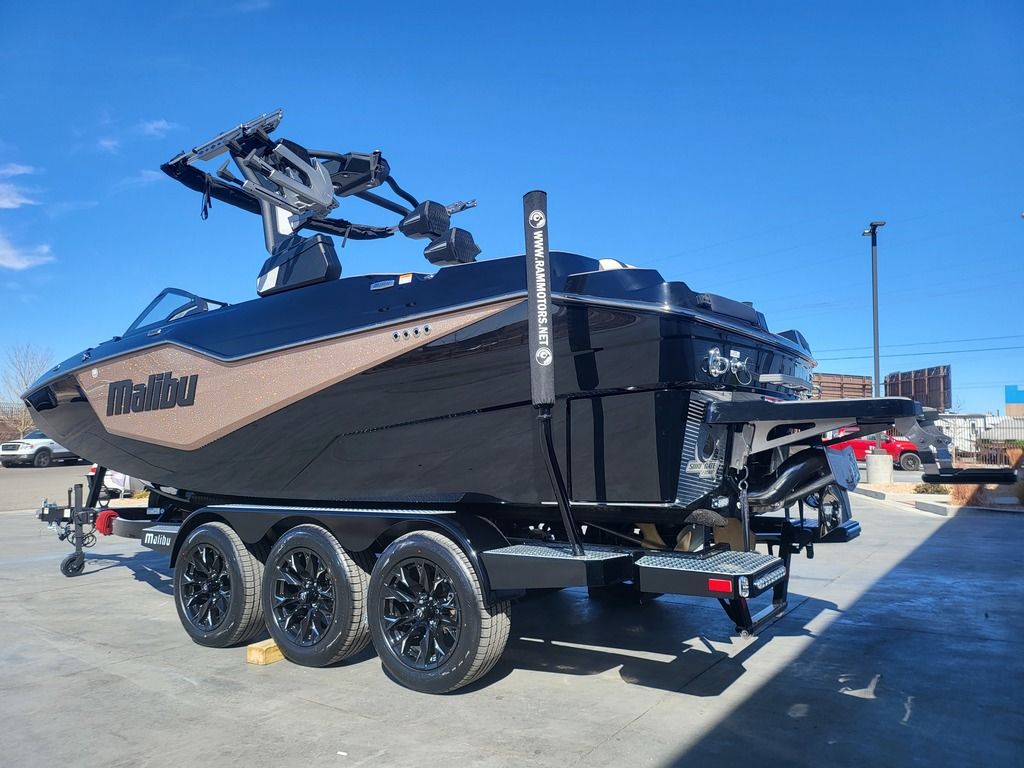 2025 Malibu Boats M230 Icon