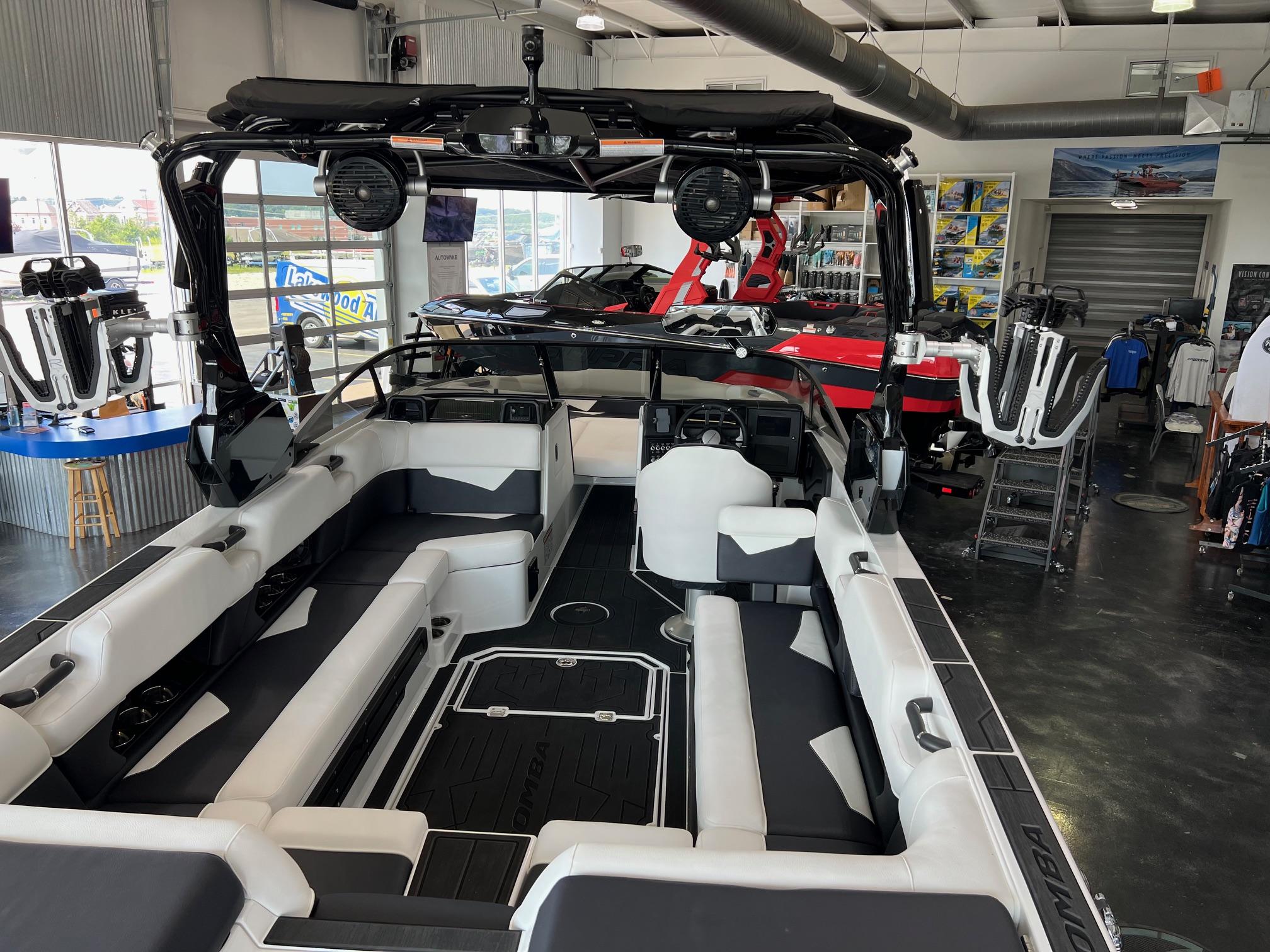 2025 MOOMBA MAKAI NEW PURE WHITE COLOR WITH NEW DROP STEP