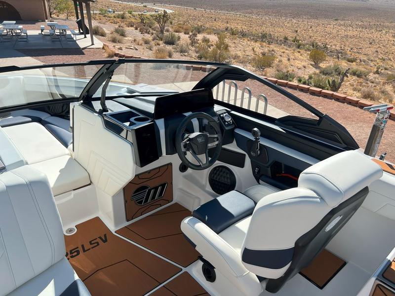 2025 Malibu 25 LSV
