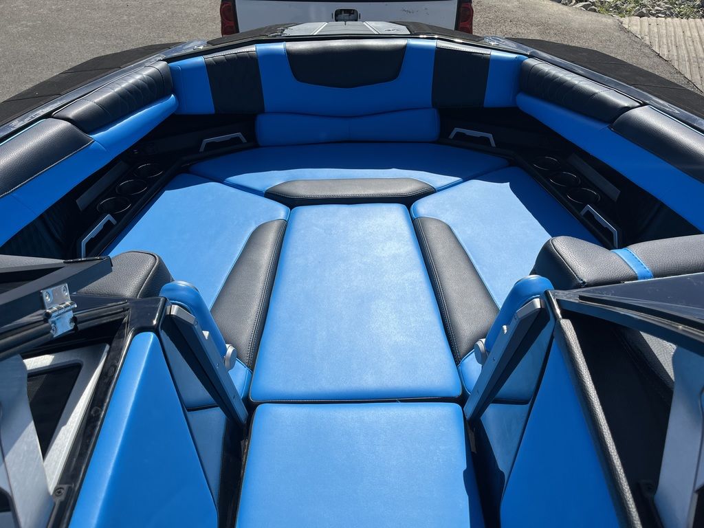2020 Malibu Boats M240