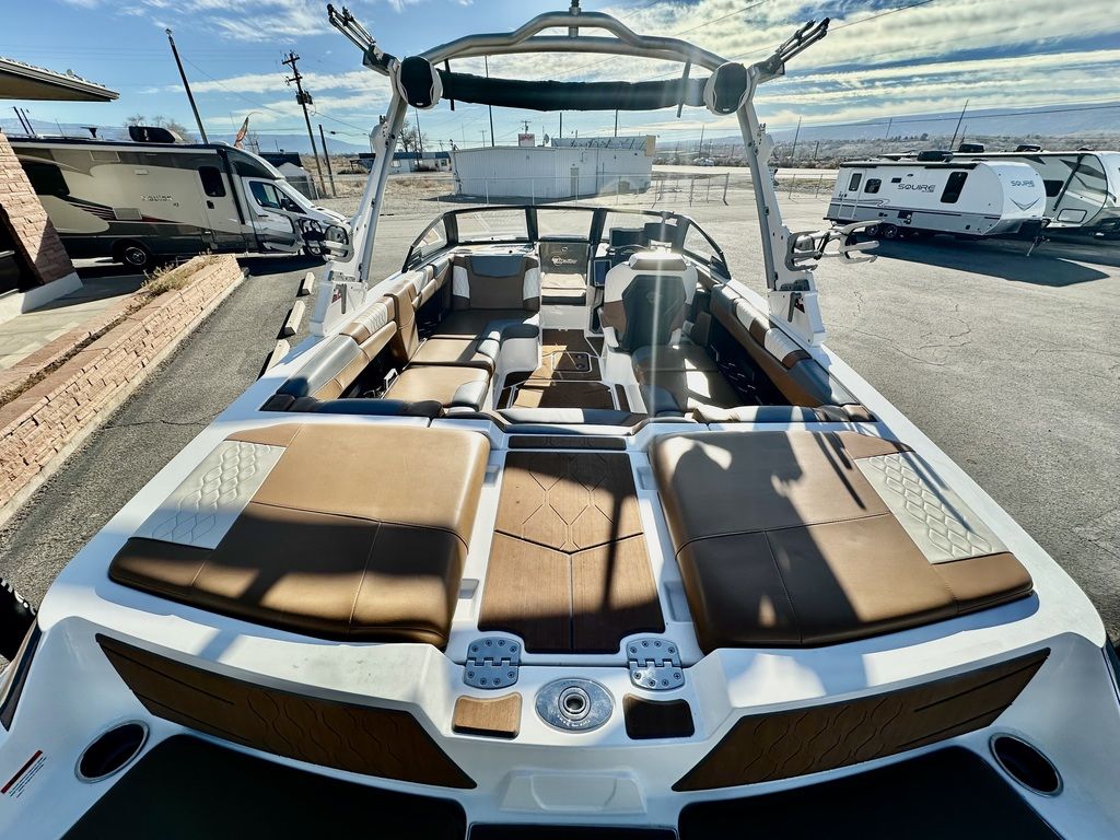 2023 Malibu Boats M220