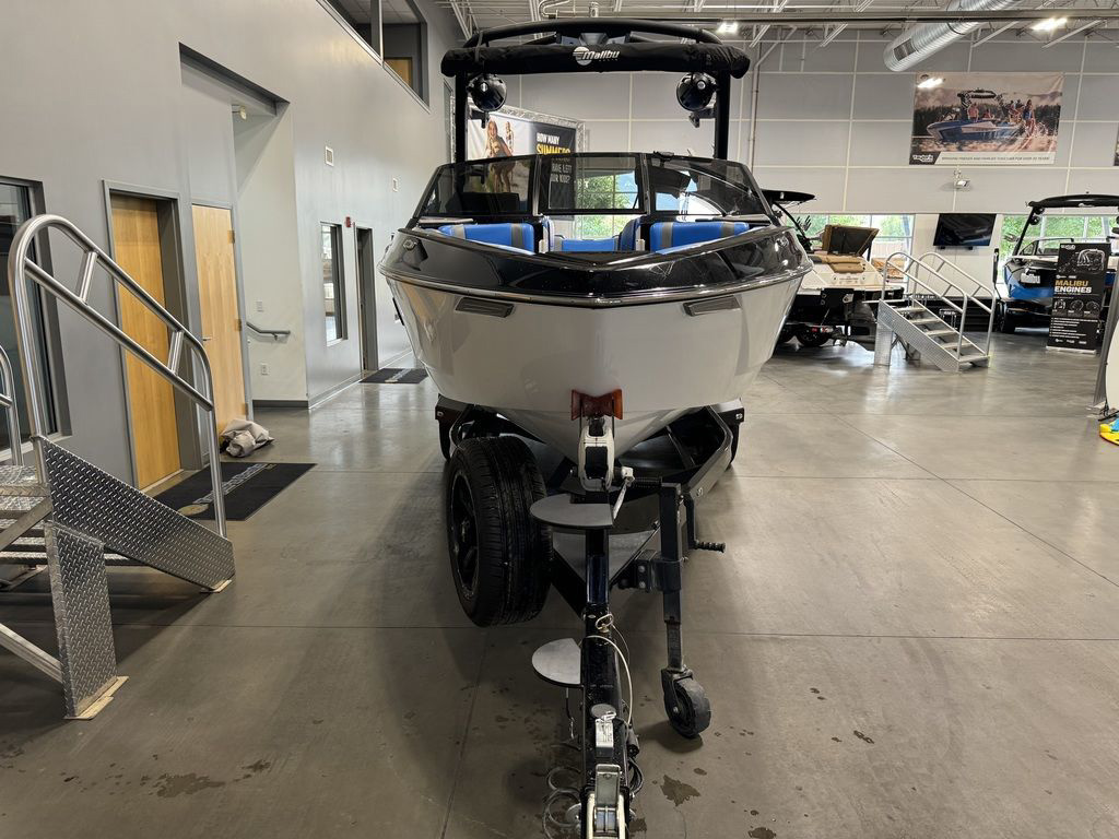 2022 Malibu 25 LSV