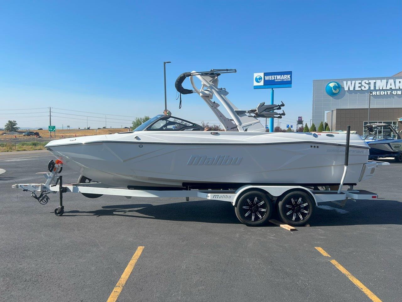 2025 Malibu 23 LSV