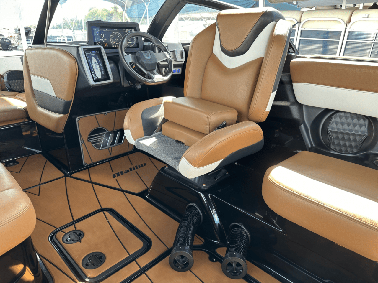 2022 Malibu 23 LSV – MINT – LOW HOURS