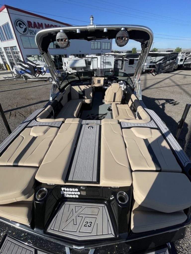 2023 MasterCraft XT23