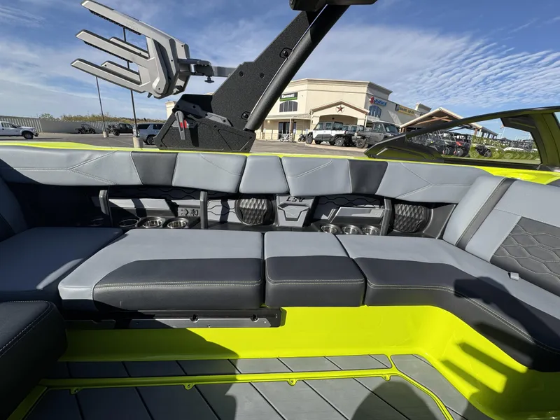 2025 Malibu 23 LSV