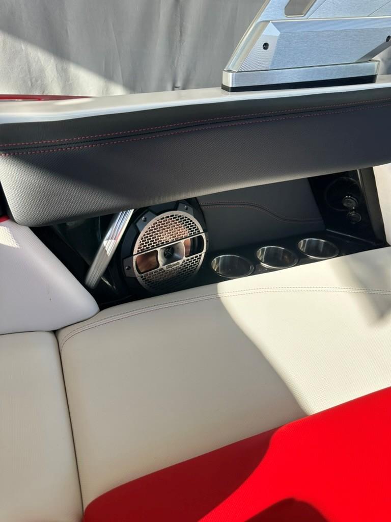 2021 MasterCraft XT22 – LOADED!