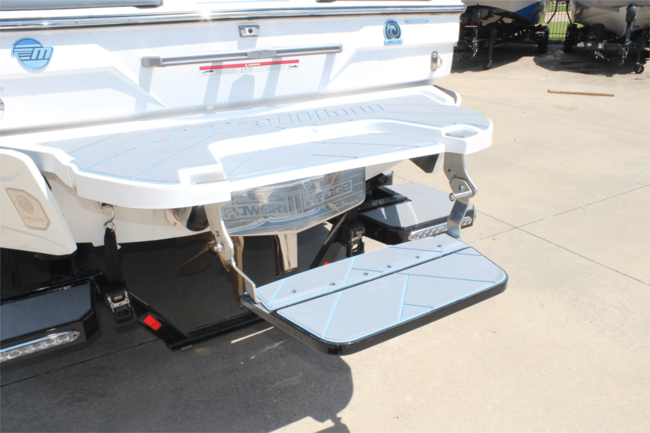 2025 Malibu 23 LSV